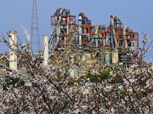 工場と桜の画像