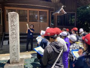 御所山古墳内白庭神社前