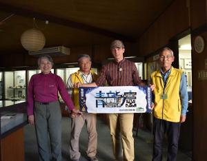 苅田ガイドの会とボビーさんが啓発用品を紹介