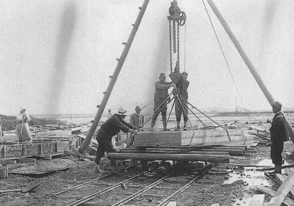 苅田港築港護岸ブロック据付作業（1941年ごろ）