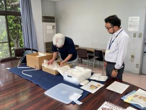 資料梱包材を開封する様子