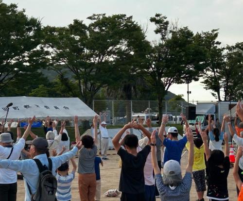 ラジオ体操をしている写真