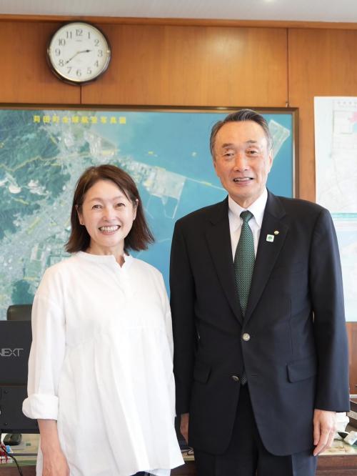 徳永玲子さんと町長の写真