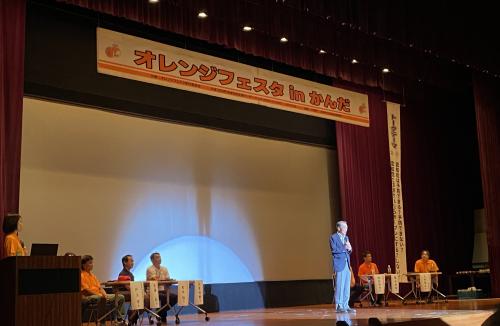 挨拶をしている写真