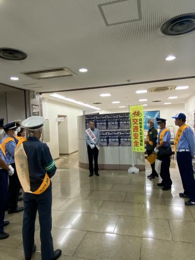 挨拶をしている写真