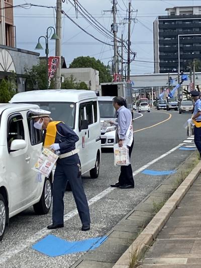 街頭啓発活動をしている写真