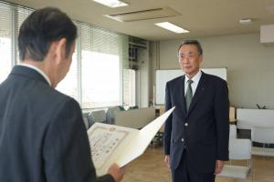 当選証書を受け取っている写真