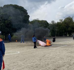 消火器で消火活動をしている写真