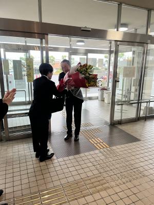 町長に花束を渡している写真