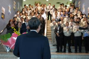 職員に出迎えられている写真