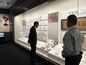 みやこ町歴史民俗博物館を見学している写真