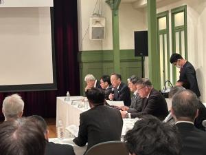 会議内で町長が発言をしている写真