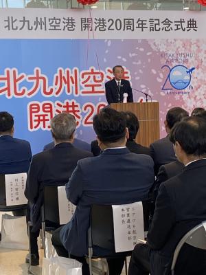 挨拶している写真