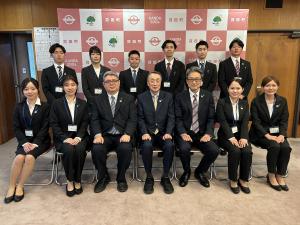 新規採用職員と町長・副町長の集合写真です。